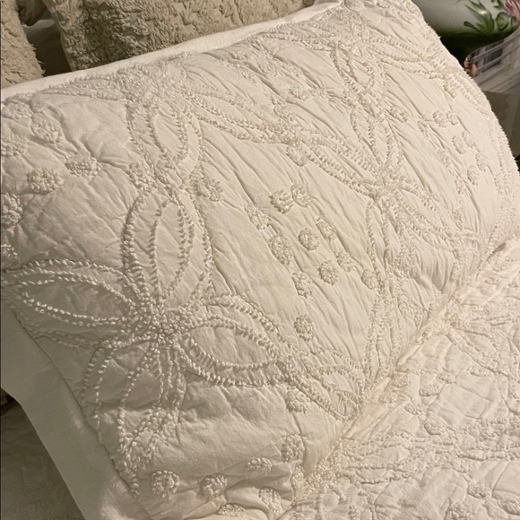 Pottery Barn White Candlewick  Quilted Cotton Queen Comforter with one King Sham - Picture 4 of 9